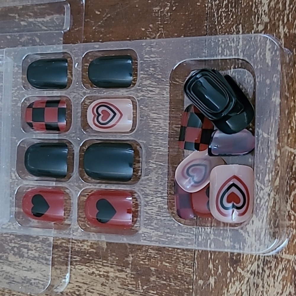 2/$16 Heart Checkerboard Press On Nails - Picture 12 of 13
